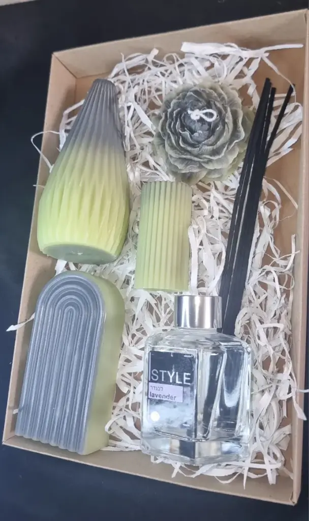 شمع البرافين وعطر الافندر
